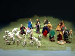 Konvolut von einzelnen, mit Stoff bekleideten Krippenfiguren und Schafen