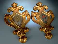 Paar holzgeschnitzte gefasste und vergoldete Kartuschen im Rokoko-Stil mit religiösen