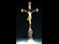 Tischkreuz mit Corpus Christi und der trauernden Maria als Standfigur am Kreuzesfuß auf