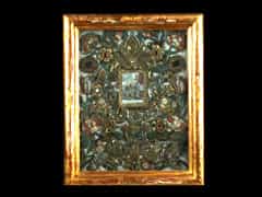 In der Mitte kleines mit Brokatborten eingefasstes Andachtsbildchen des hl. Augustinus, in Radierung wiedergegeben, der breite Rahmen in Form von einer aus verschiedenfarbigen Stoffen gefertigten Collage, mit Darstellungen von Blüten, Vögeln, Blumen und