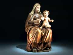 Sitzende Madonna mit Kind auf dem Knie