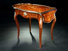 Kleiner, reich furnierter Tisch in Louis-XV-Stil