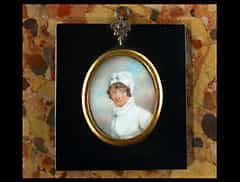 Miniaturportrait einer Dame in weissem Kleid mit Spitzenkragen und weisser Haube