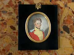 Miniaturportrait eines Herren in rot-gelber Uniform mit Epauletten