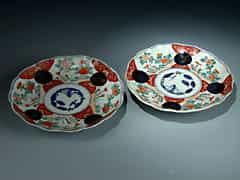 Paar japanische Imari-Porzellanteller