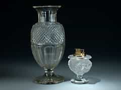 Konvolut von einem Tischfeuerzeugbehälter und einer Kristall-Vase