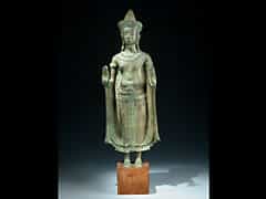 Stehende Bronzefigur eines Buddha