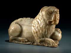 Kleine Kunstkammer - Marmorfigur eines liegenden Löwen