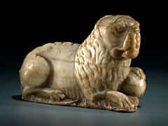 Kleine Kunstkammer - Marmorfigur eines liegenden Löwen