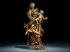 Holzgeschnitzte Figur der Madonna mit Kind