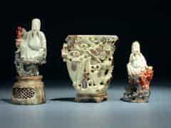 Zwei chinesische Speckstein-Schnitzfiguren und eine Vase in Speckstein
