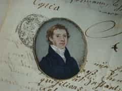 Ovales Miniaturporträt Portrait eines Herren in Biedermeierkleidung vor hellblauem Hintergrund mit