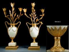 Paar Louis-XVI Kaminvasen aus weißem Marmor mit feuervergoldeten Bronzemonturen