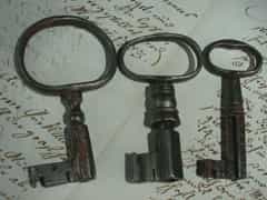 Drei frühbarocke Eisenschlüssel