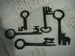 Fünf gotische und romanische Schlüssel