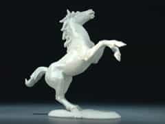 Nymphenburger Porzellanfigur eines steigenden Pferdes