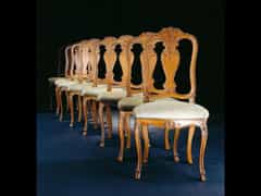Satz von acht in Eiche geschnitzten Stühlen im Rokoko-Stil