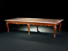 Niedriger Tisch im Barockstil
