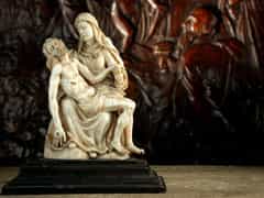 In Elfenbein geschnitzte Pieta-Figurengruppe