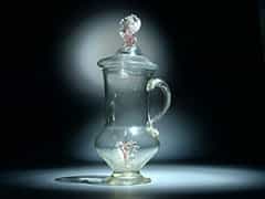 “Scherzglas“ in Form einer Deckelkanne