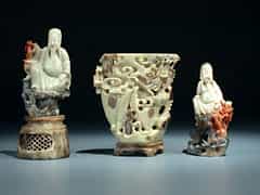 Zwei chinesische Speckstein-Schnitzfiguren und eine Vase in Speckstein