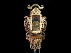 Hängeuhr mit in Eiche geschnitztem Hängekasten - sogenannte “Friesische Stuhl-Uhr“
