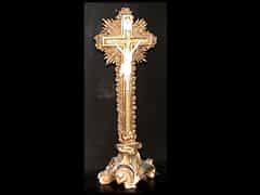 Vergoldetes Holzkreuz mit Porzellan-Corpus