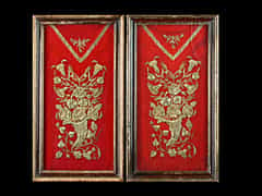Paar gerahmte barocke Hochrelief-Stickereien