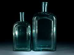 Zwei Grünglasflaschen