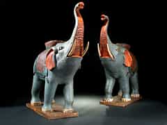 Paar große holzgeschnitzte Elefanten