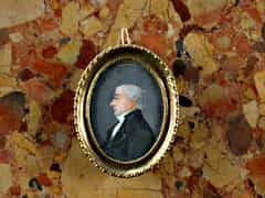 Ovales Miniaturportrait eines Herren in dunkler Jacke
