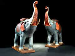 Paar große holzgeschnitzte Elefanten