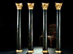 Vier große Rundsäulen mit vergoldeten Kapitellen