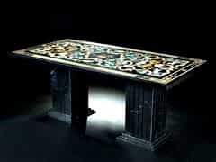 Steintisch mit dekorierter Marmorplatte