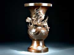 Japanische Bronzevase mit figürlicher Darstellung eines Drachen