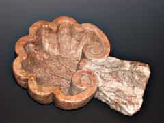 Weihwasserbecken in Muschelform in Marmor