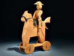 Kinderspielzeug: Holzpferd mit Reiter