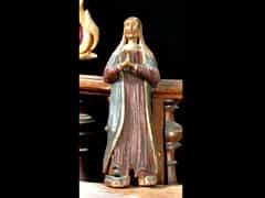 Ländlich geschnitzte Marienfigur mit gefalteten Händen