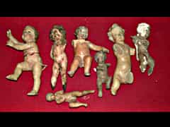 Konvolut von sieben geschnitzten Engelsfiguren