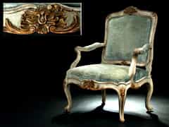 Gefasster und teilvergoldeter großer Sessel im Stil Louis XV