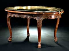 Niedriger ovaler Tisch