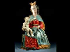Figur einer thronenden Madonna mit Kind