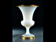 Milchglas-Vase mit Bronze-Montierung