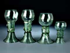 Vier Römergläser in Grünglas