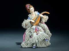Porzallan Figurine einer Mandoline spielenden jungen Dame