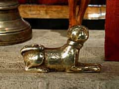 Kleine Bronzefigur eines liegenden Jagdhundes