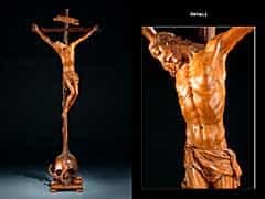 Geschnitztes Holzkreuz mit Corpus Christi und Memento-Mori-Totenschädel