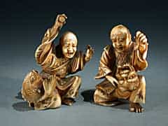 Zwei in Bein geschnitzte japanische Figuren: 