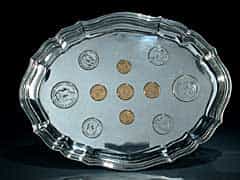 Silbertablett mit Gold- und Silbermünzen des Jahres 1888