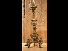 Geschnitzter und bronzevergoldeter Altarkerzenleuchter
